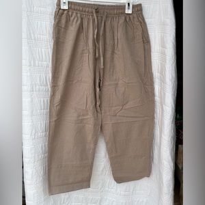 Medium khaki capris